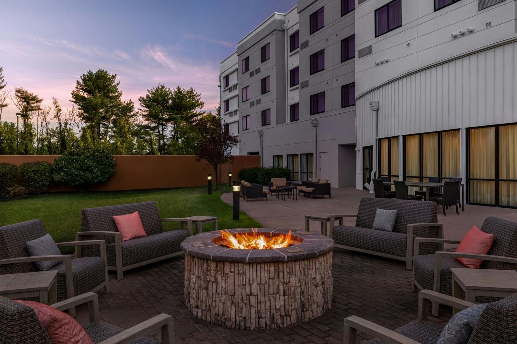 Courtyard Mt. Holly Westampton Hotel Kültér fotó